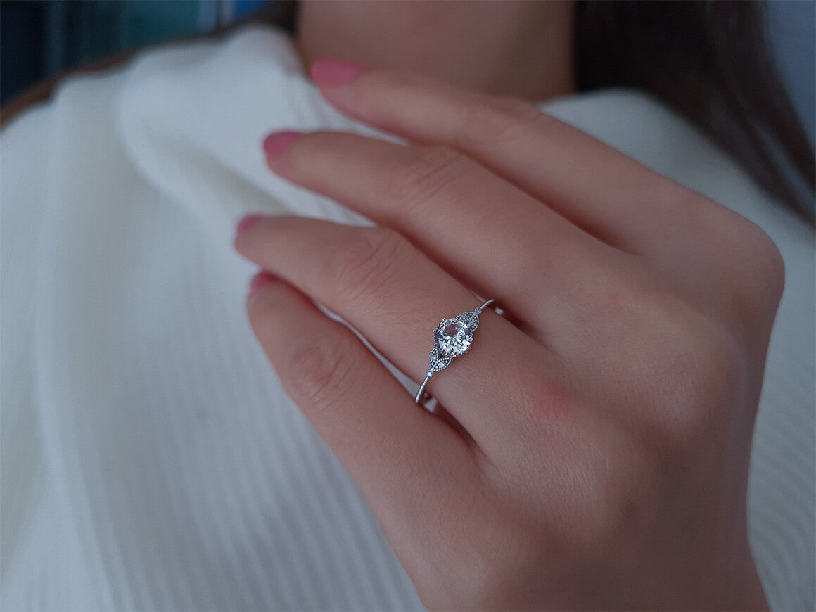 Bague en or blanc avec diamant et topaze blanche