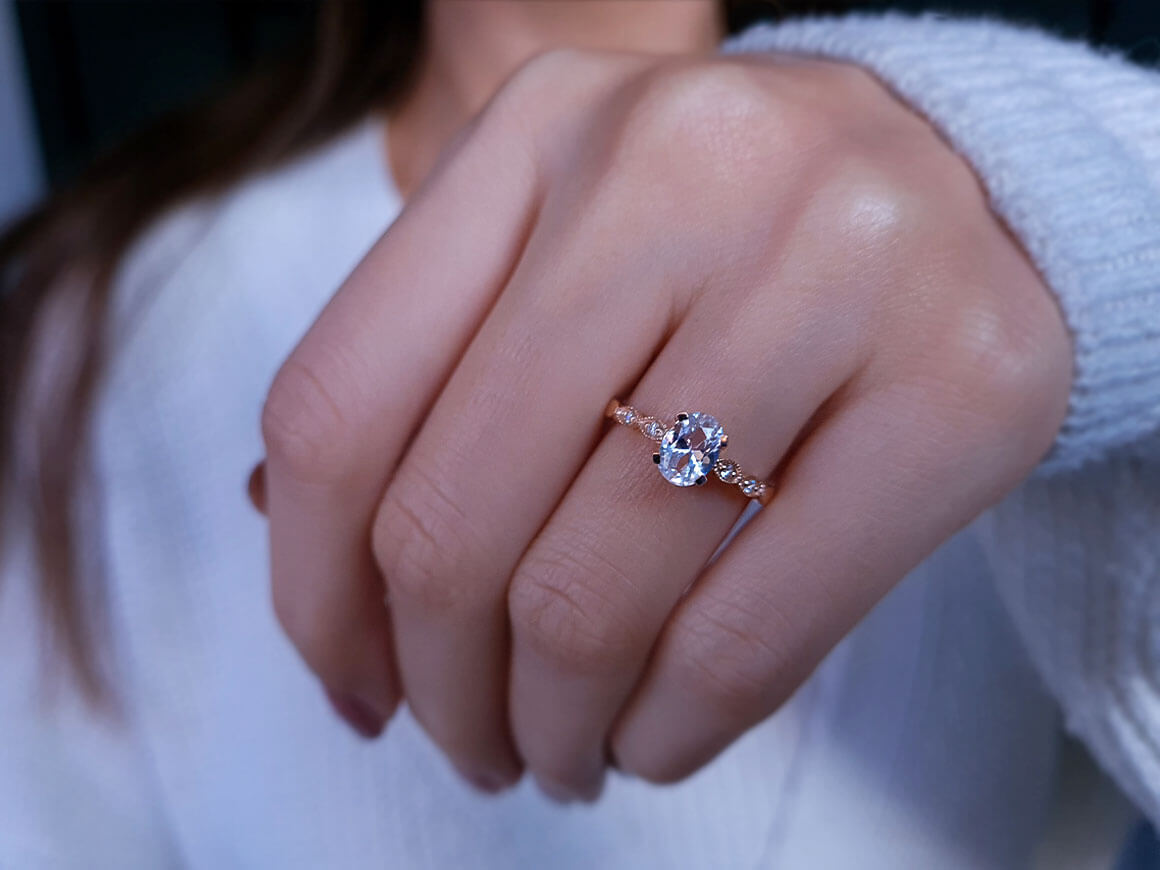 Bague Diana en diamant et saphir blanc ovale