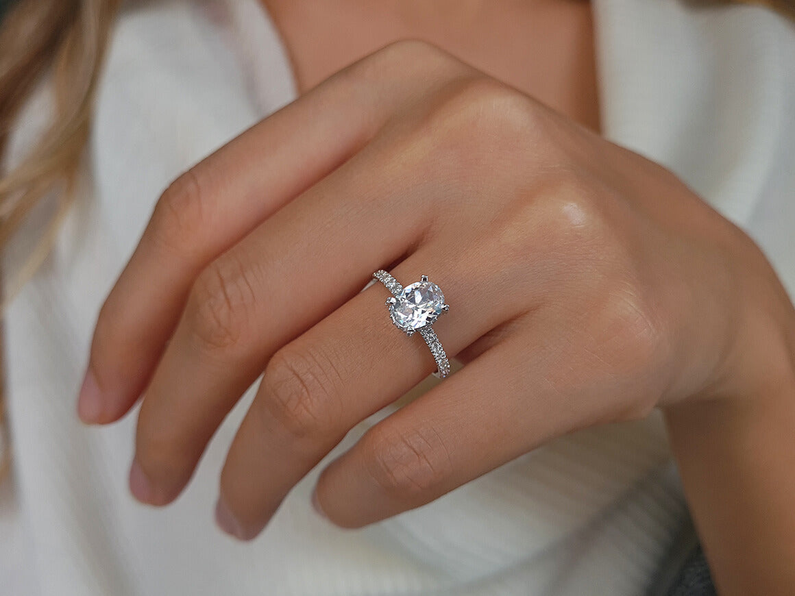 Diamant und Oval Weißer Saphir Venus Tulipa Ring