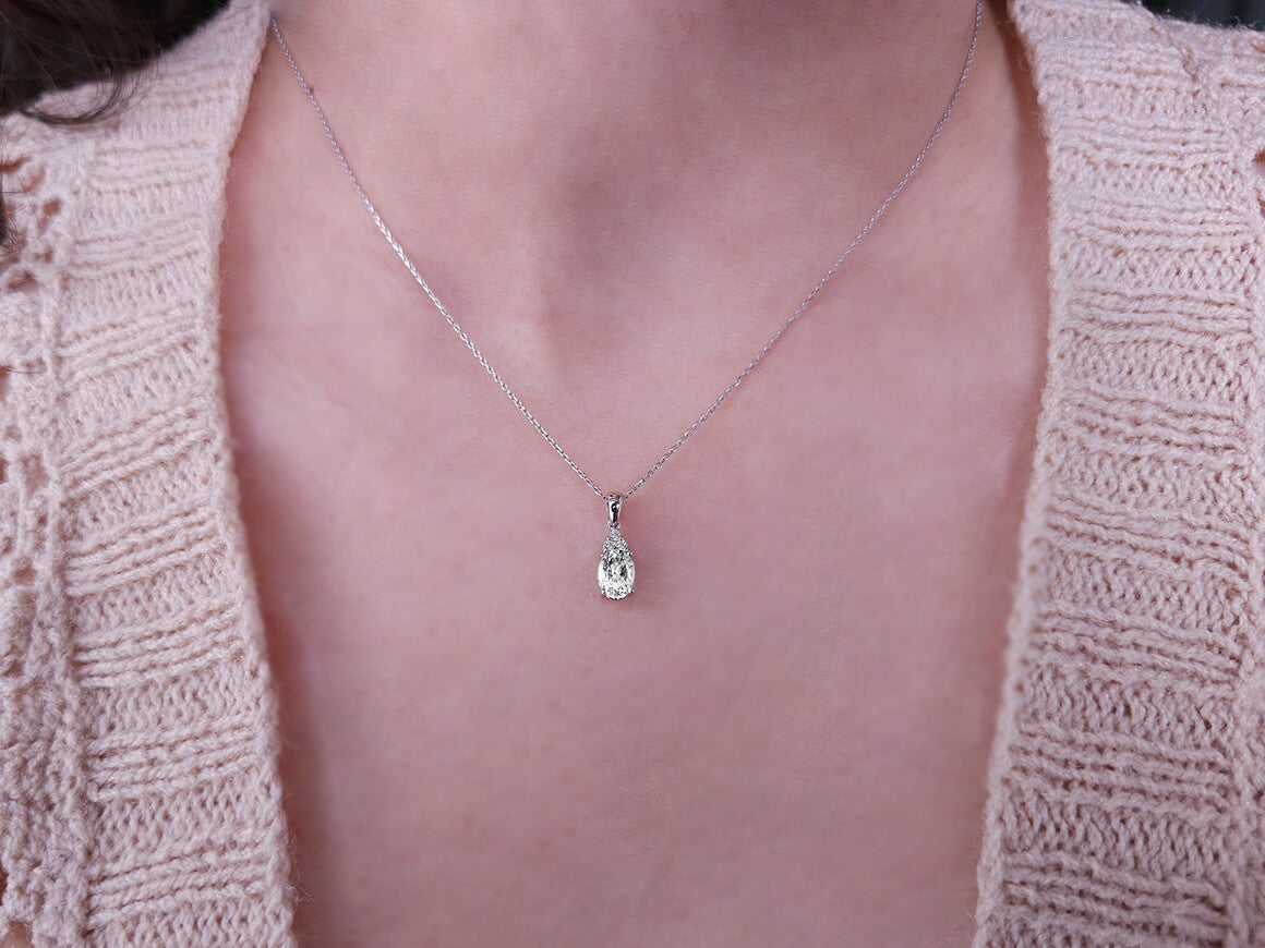 Serenity Halskette mit Diamanten und weißem Topas - handgefertigter Diamantschmuck aus Feingold | Sirius Diamant