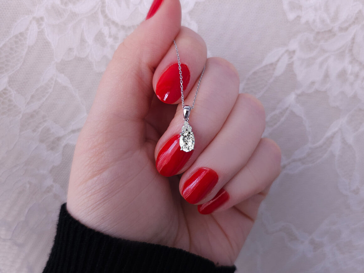 Serenity Halskette mit Diamanten und weißem Topas - handgefertigter Diamantschmuck aus Feingold | Sirius Diamant