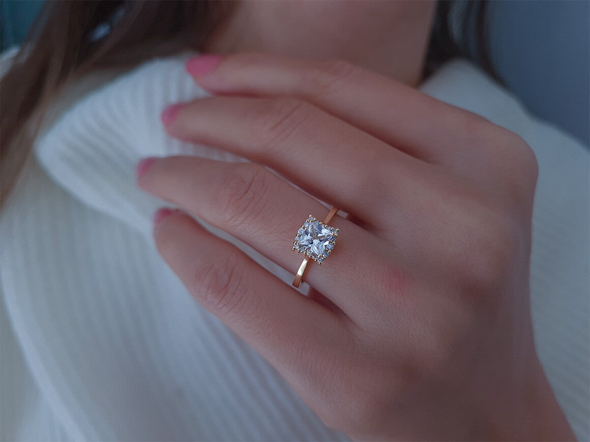 Yellow gold ring with diamond and white topaz