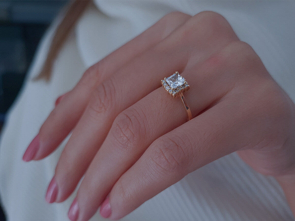 Yellow gold ring with diamond and white topaz