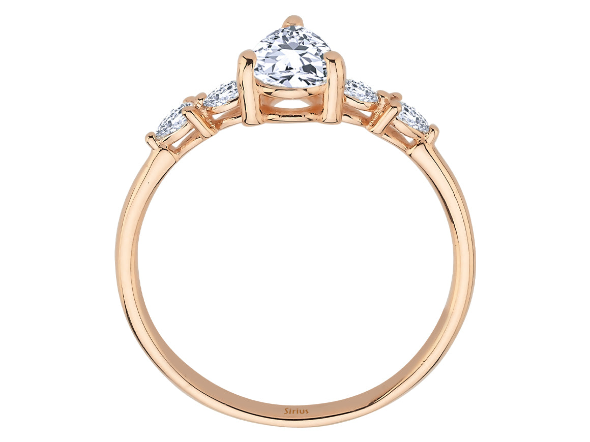 Ring mit Diamanten und weißen Topasen - handgefertigter Diamantschmuck aus Feingold | Sirius Diamant