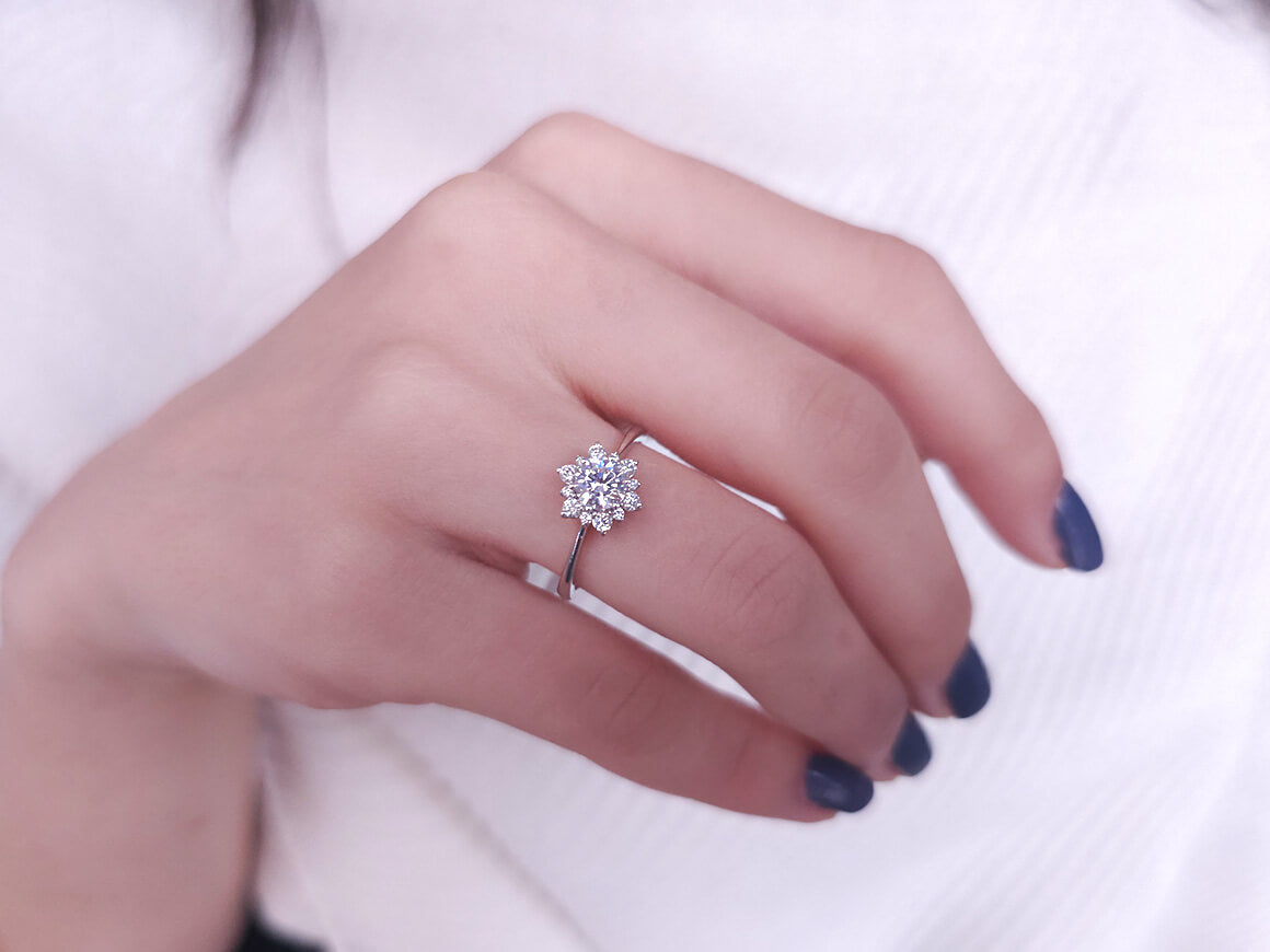 Dellara Ring mit Diamanten und weißem Topas - handgefertigter Diamantschmuck aus Feingold | Sirius Diamant