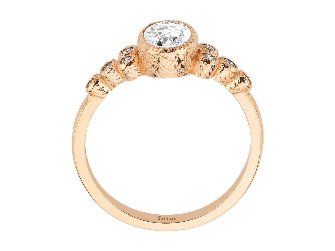Dora Ring mit Diamanten und ovalem weißem Topas - handgefertigter Diamantschmuck aus Feingold | Sirius Diamant