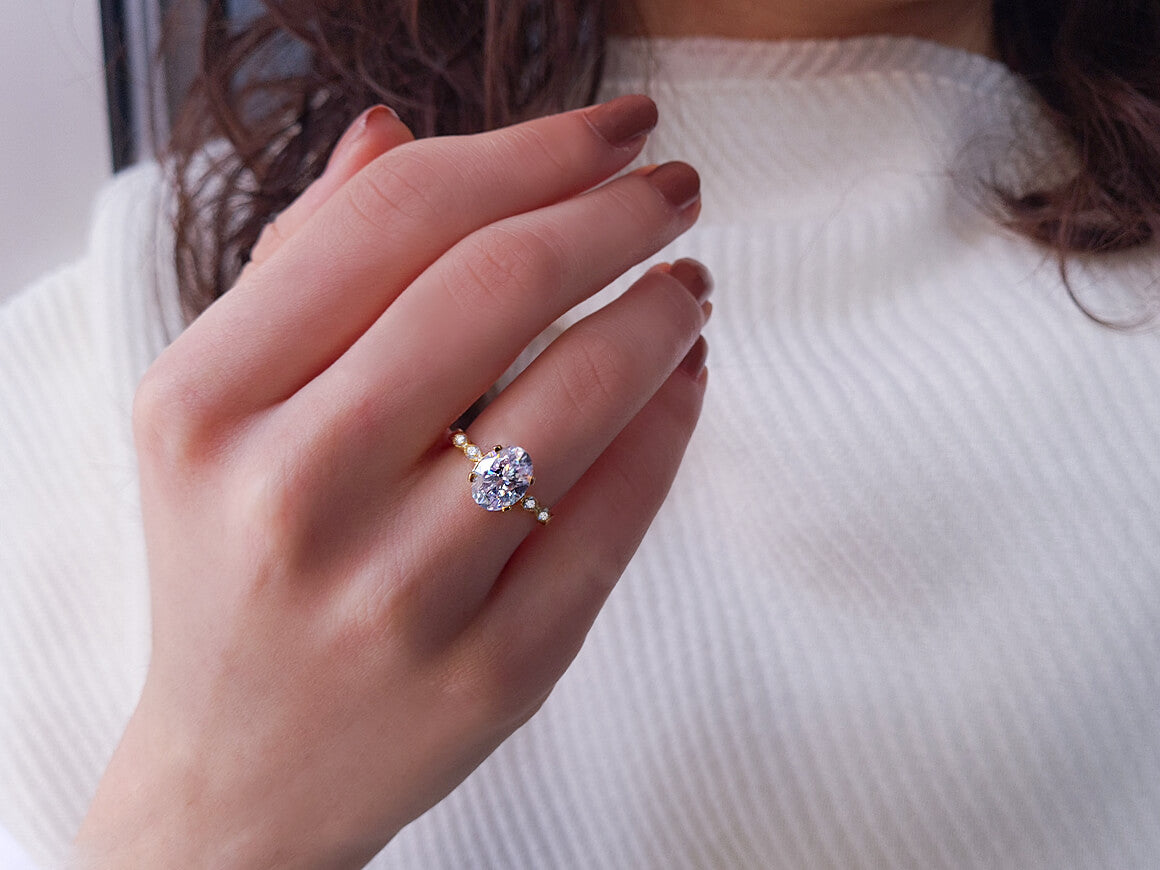 Bague Néfertiti en diamant et saphir blanc ovale
