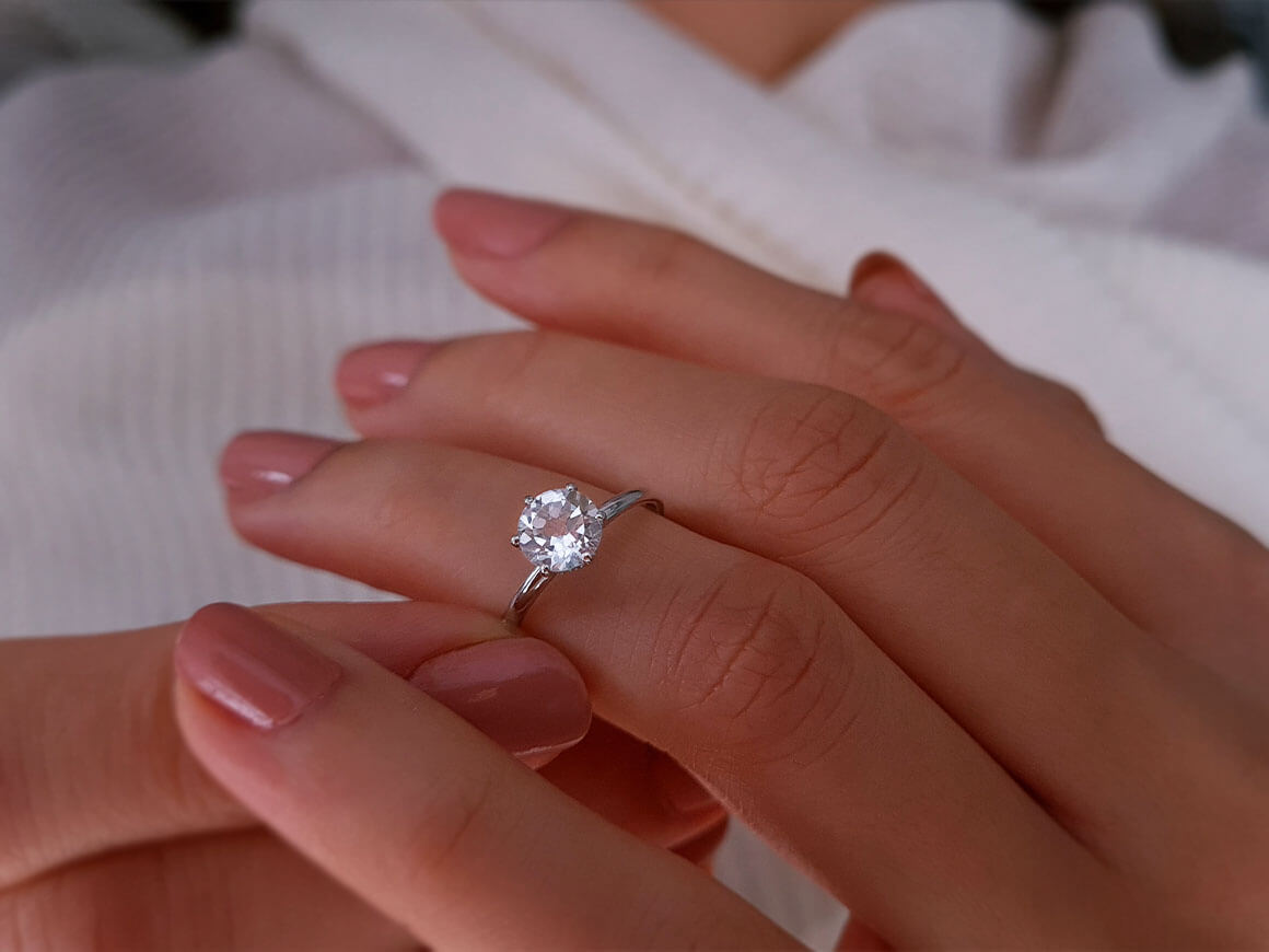 Bague Nora en or blanc 14 carats avec diamants et topaze blanche