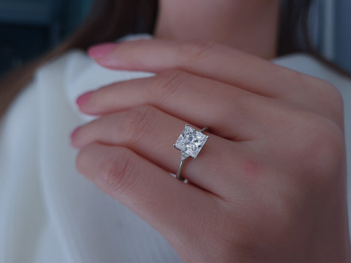 Bague avec diamant et topaze blanche en or blanc
