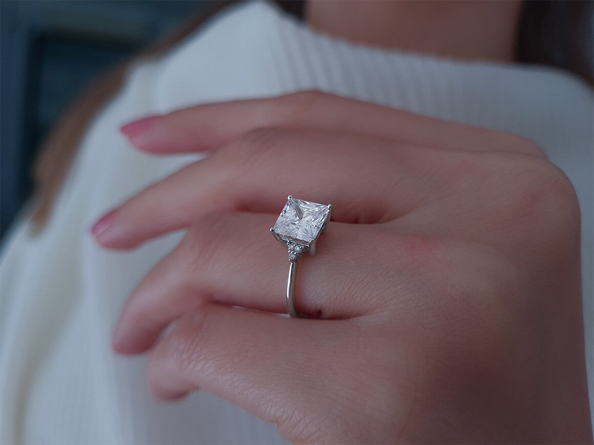 Ring with diamond and white topaz in white gold