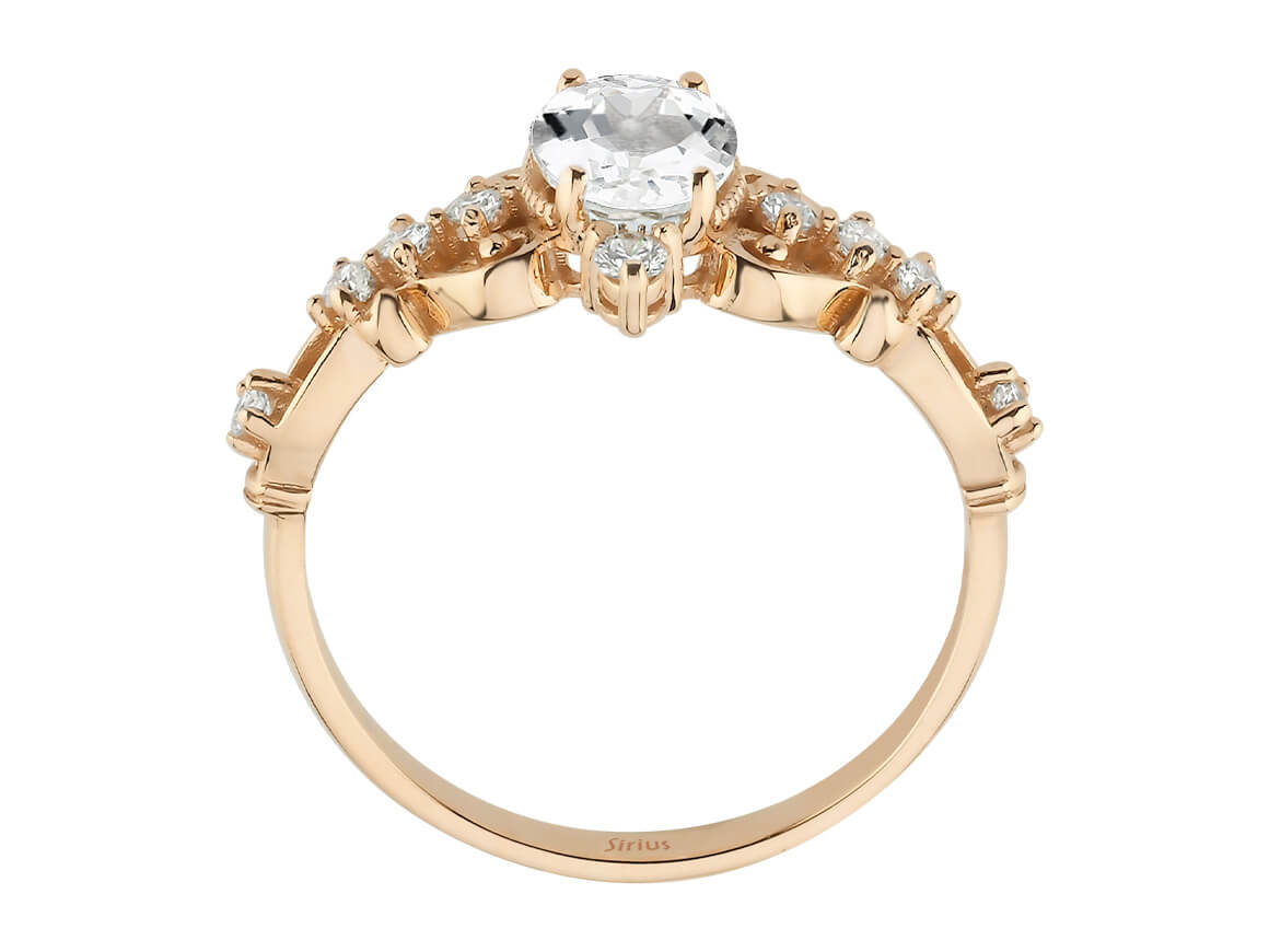 Regina-Ring mit Diamanten und weißen Topas-Steinen - handgefertigter Diamantschmuck aus Feingold | Sirius Diamant