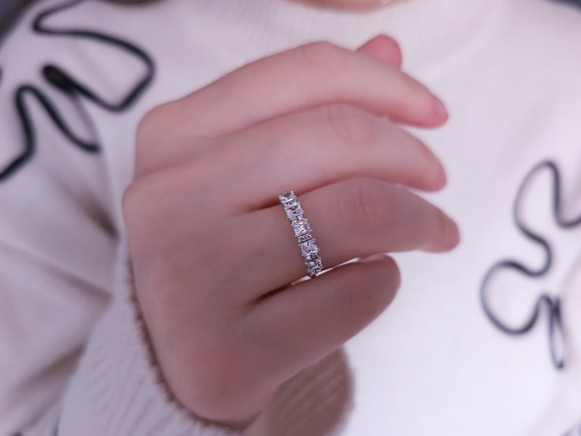 Ring with diamonds and white topaz
