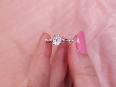 Sofia ring with diamonds and white topaz