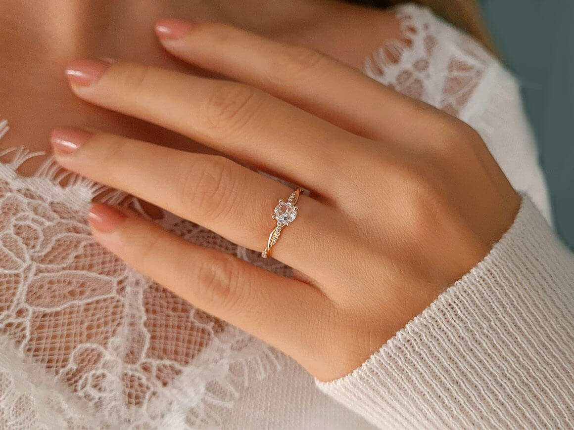 verdrehter Diamant und Weißer Topas Solitär Ring in 585er 14K Rotgold