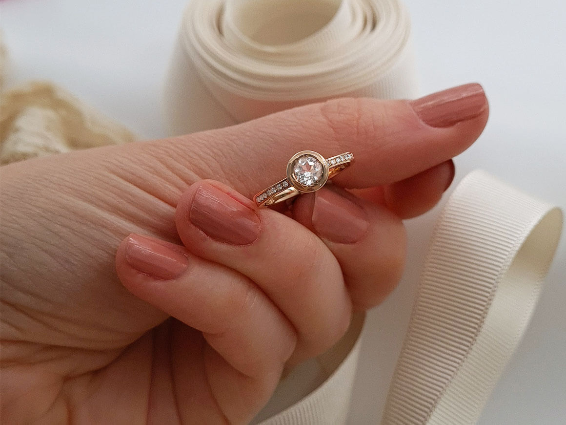 Bague solitaire en diamant et topaze blanche de 0,55 carat au total