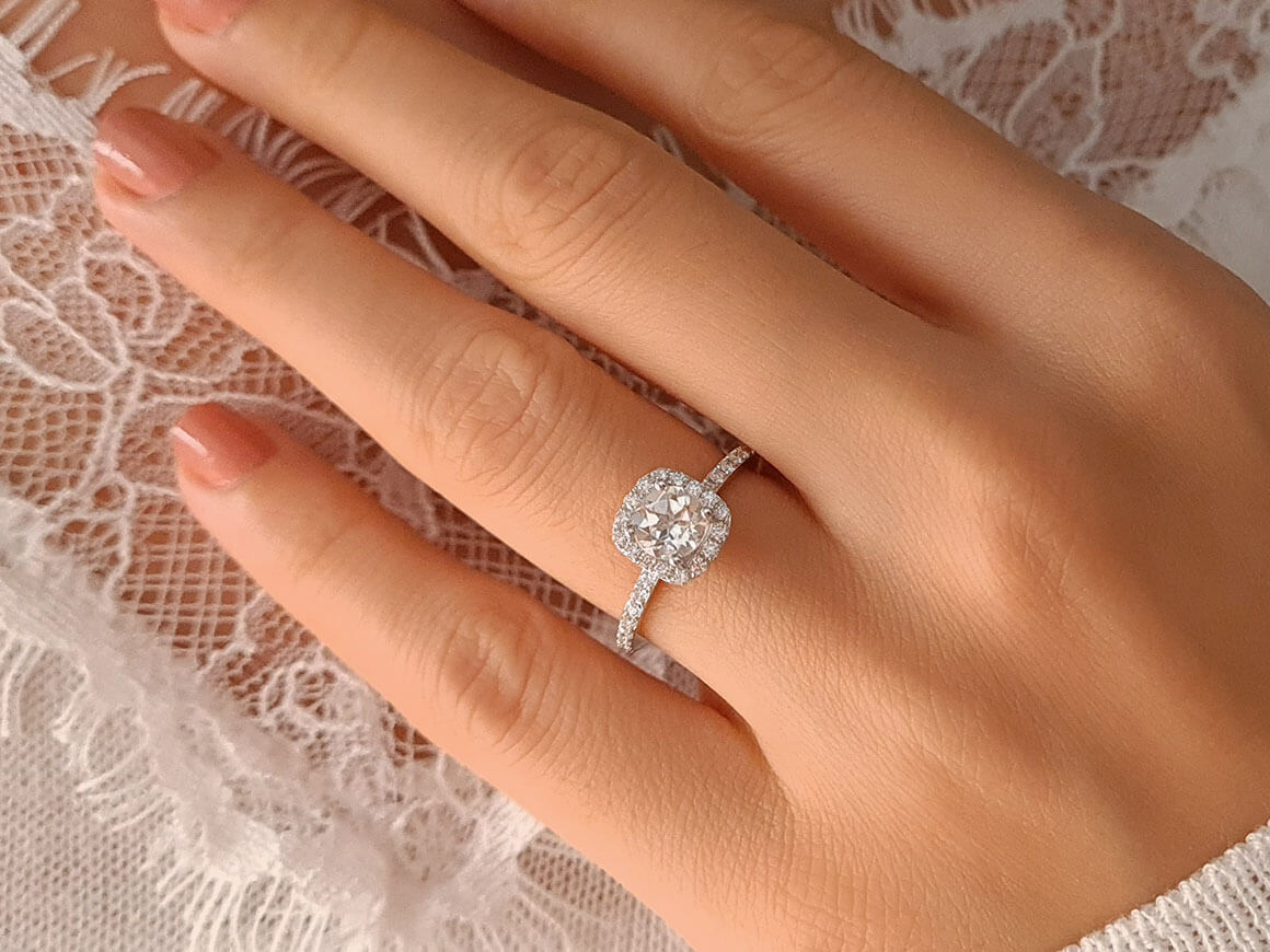 Bague solitaire en or blanc 14 carats avec diamant et topaze blanche 