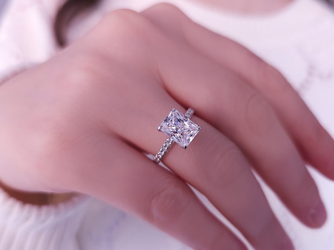 Diamant- und weißer Topas-Venus-Amara-Ring