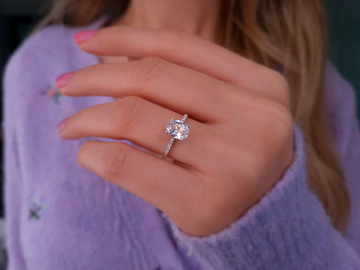 Bague en or blanc 14 carats avec diamants et topaze blanche