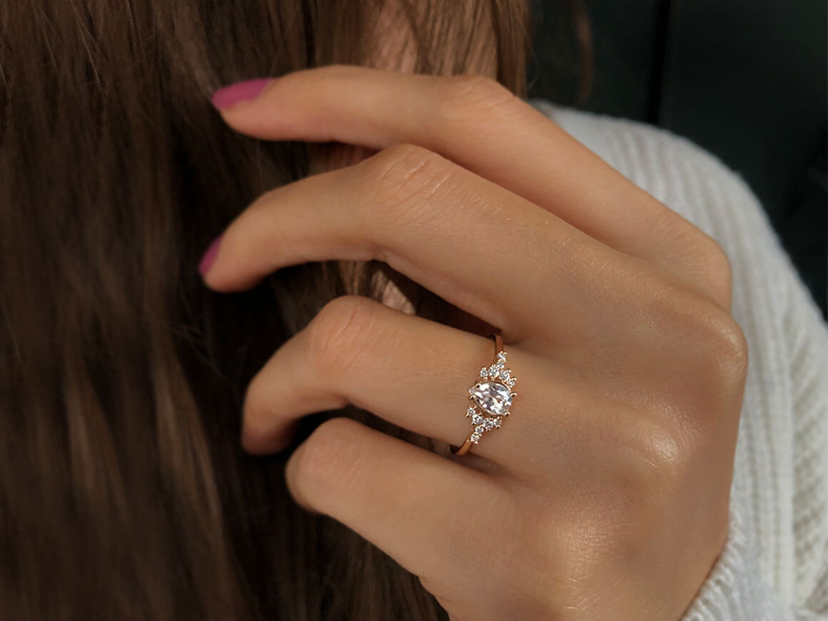Bague Lacrima en diamant et saphir blanc en forme de goutte 