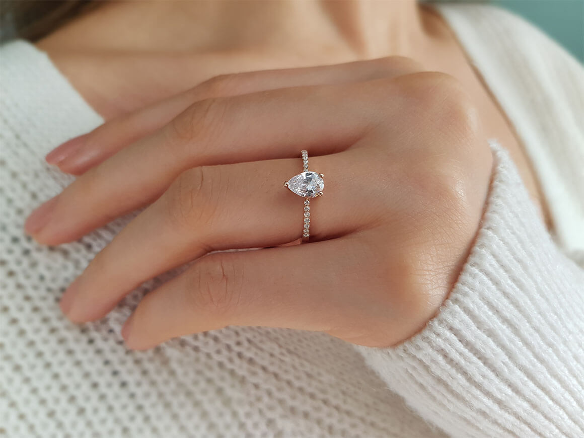 Bague pour femme avec diamant et topaze blanche en forme de goutte