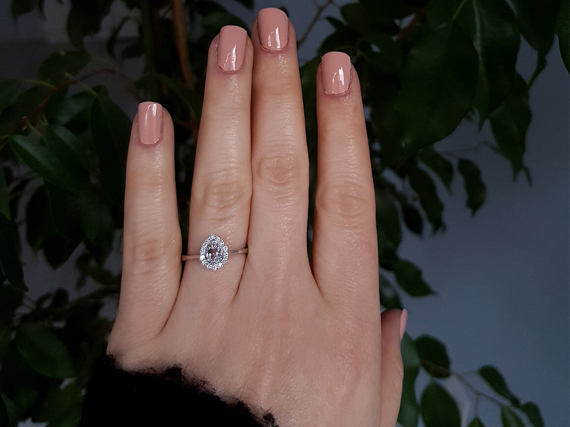 Bague solitaire en diamant et topaze blanche taille poire 