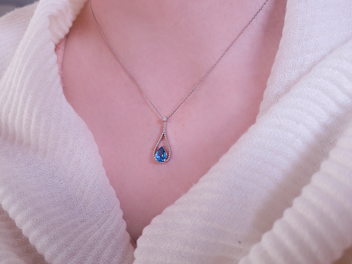 Collier diamant et topaze bleue en forme de goutte 