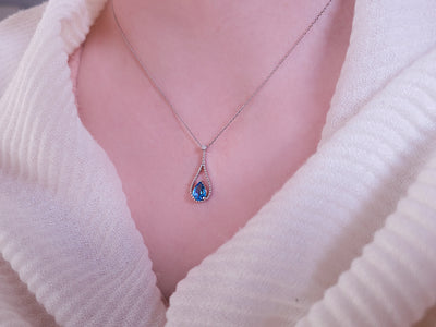Collier diamant et topaze bleue en forme de goutte 
