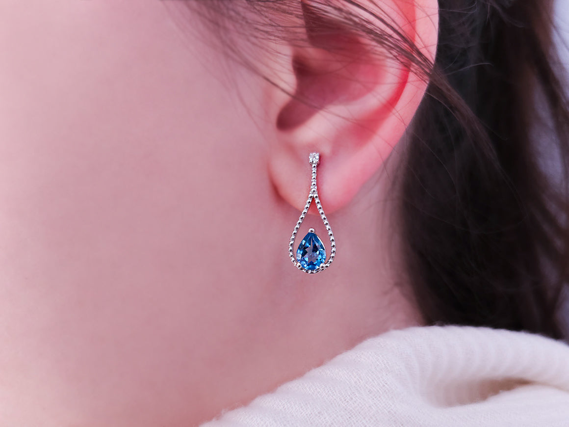 Ohrringe mit Diamanten und tropfenförmigen blauen Topasen - handgefertigter Diamantschmuck aus Feingold | Sirius Diamant