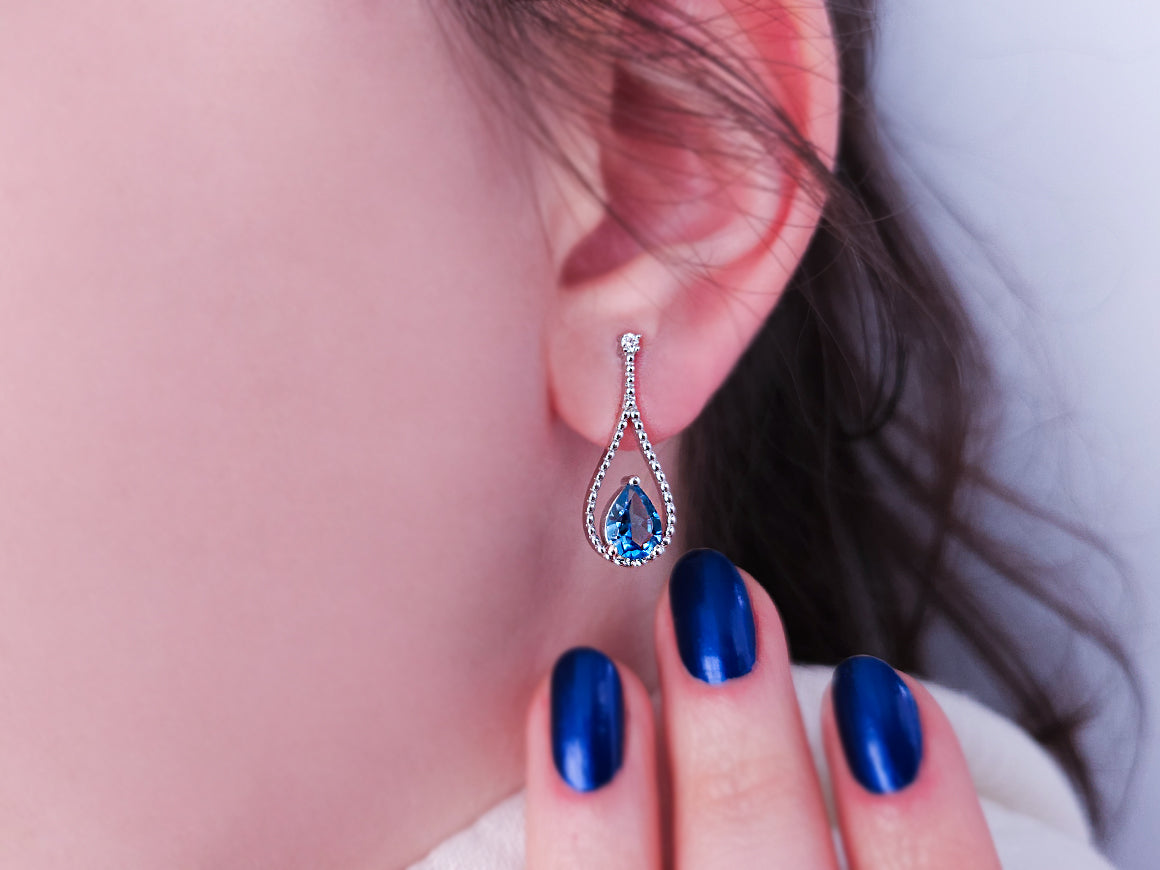 Ohrringe mit Diamanten und tropfenförmigen blauen Topasen - handgefertigter Diamantschmuck aus Feingold | Sirius Diamant