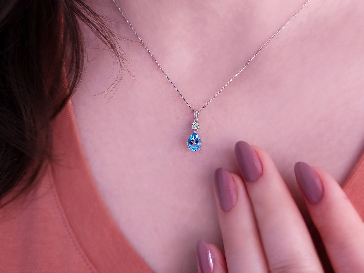 Halskette mit Diamanten und tropfenförmigen blauen Topasen - handgefertigter Diamantschmuck aus Feingold | Sirius Diamant