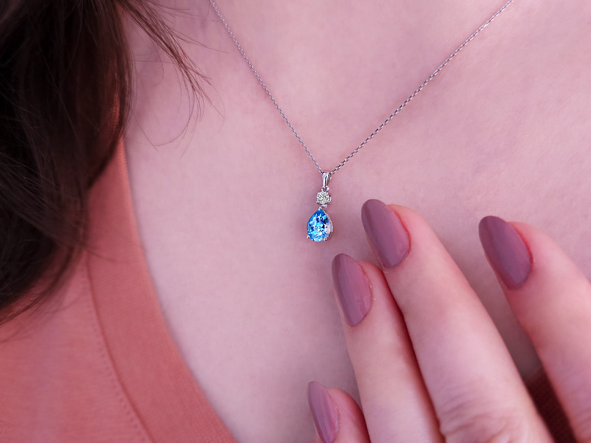 Halskette mit Diamanten und tropfenförmigen blauen Topasen - handgefertigter Diamantschmuck aus Feingold | Sirius Diamant