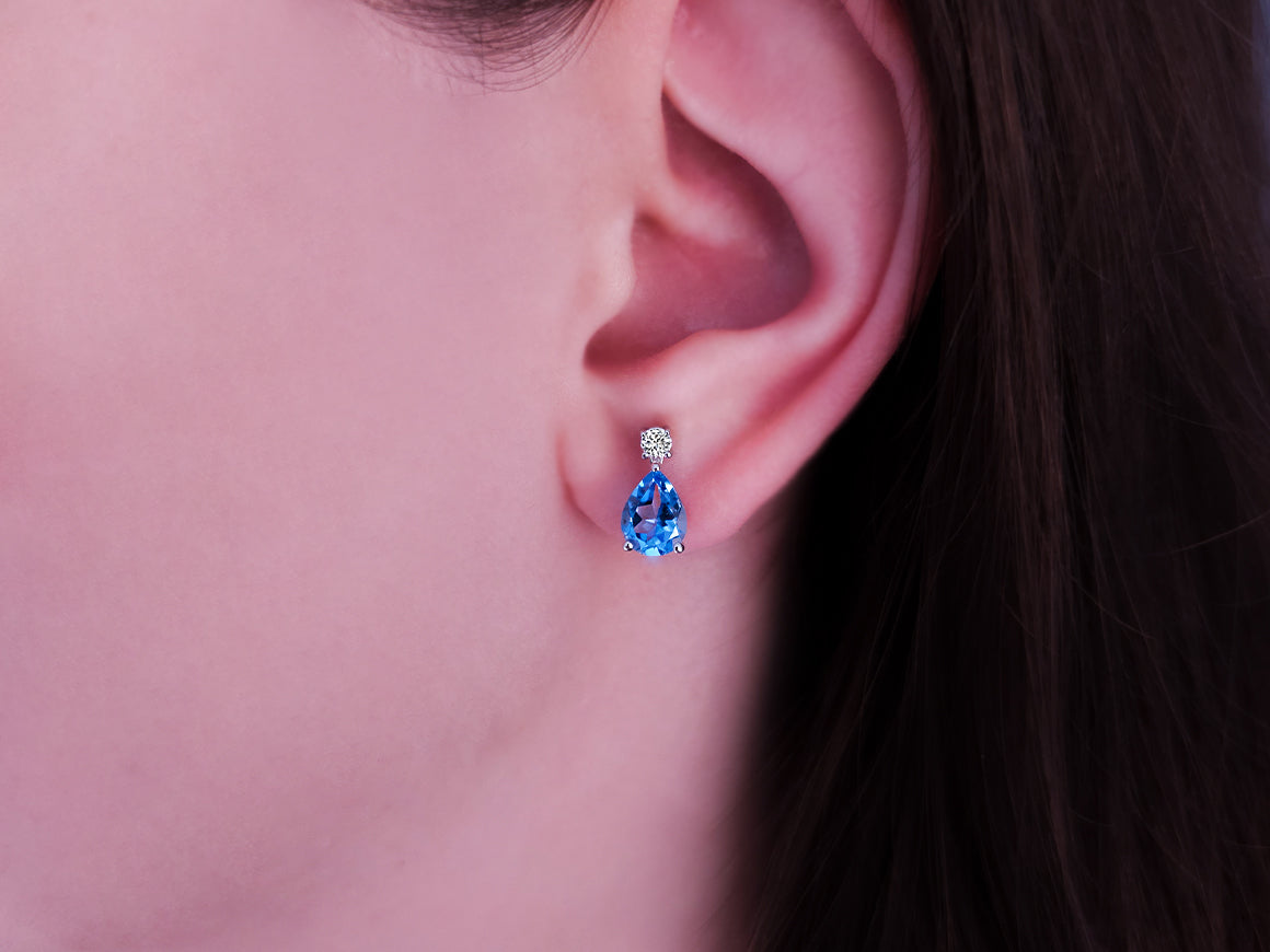 Ohrringe mit Diamanten und tropfenförmigen blauen Topasen - handgefertigter Diamantschmuck aus Feingold | Sirius Diamant