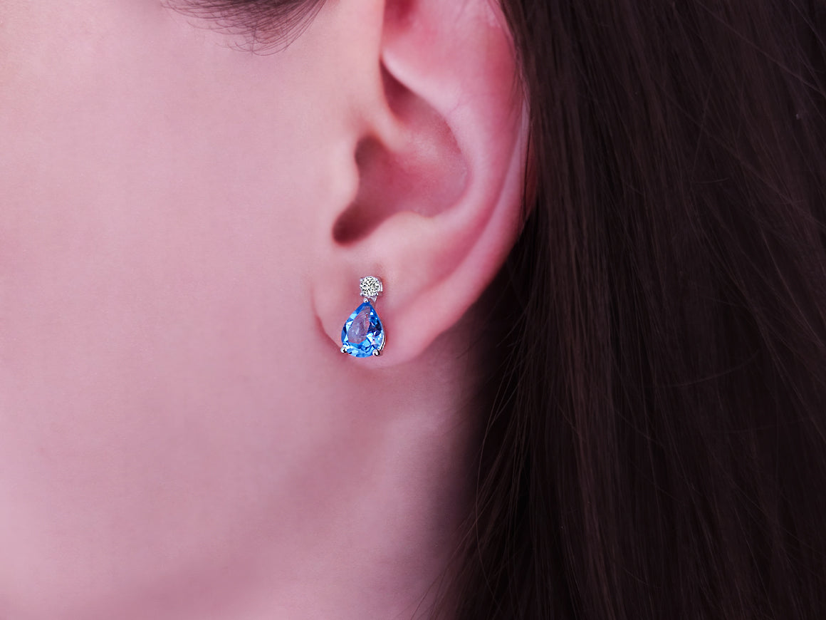 Ohrringe mit Diamanten und tropfenförmigen blauen Topasen - handgefertigter Diamantschmuck aus Feingold | Sirius Diamant