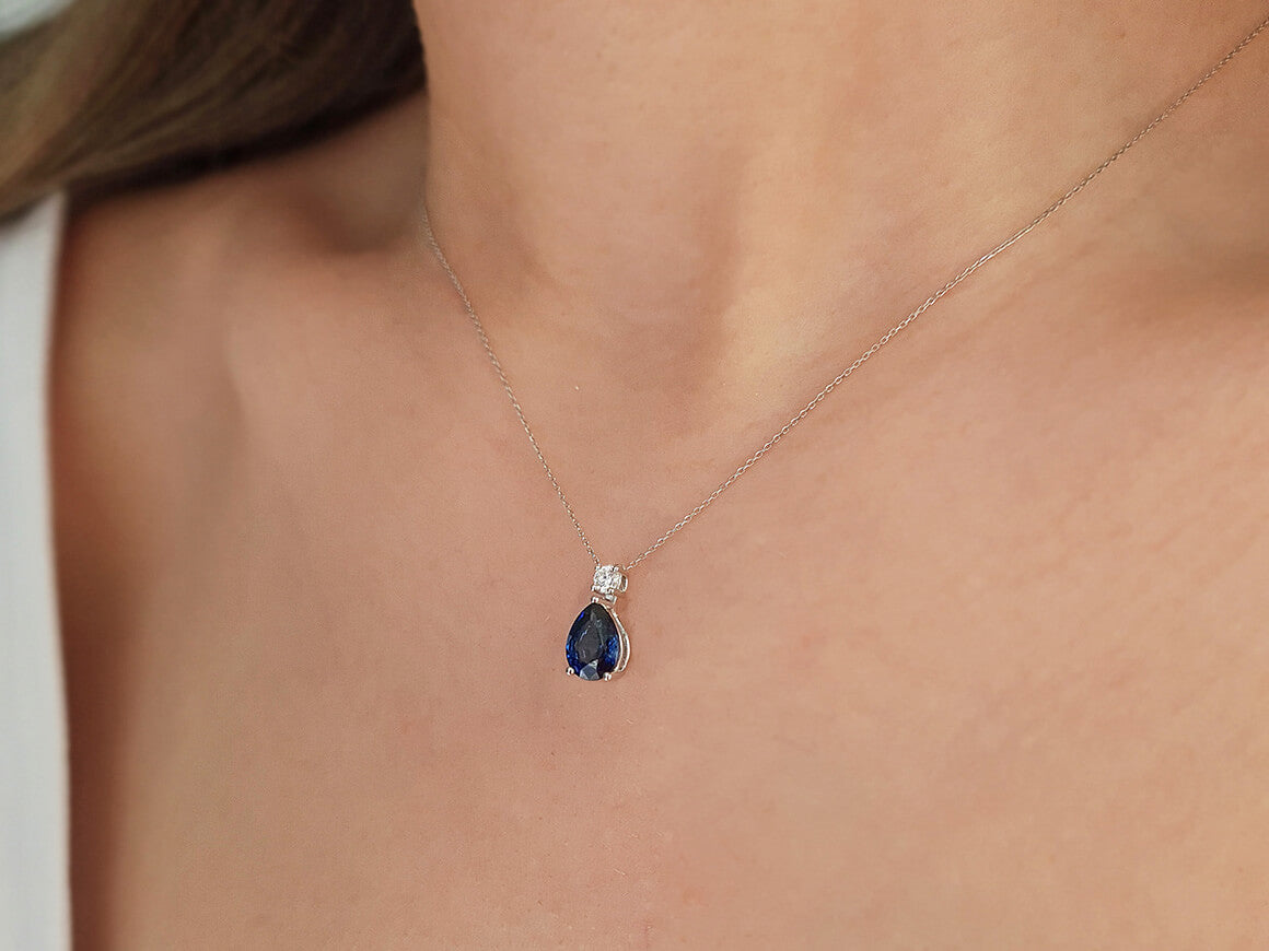Diamant und Tropfen Saphir Collier - handgefertigter Diamantschmuck aus Feingold | Sirius Diamant
