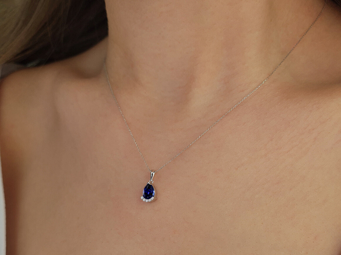 Diamant und Tropfen Saphir Schmuckset in 585er 14 Karat Weißgold - handgefertigter Diamantschmuck aus Feingold | Sirius Diamant