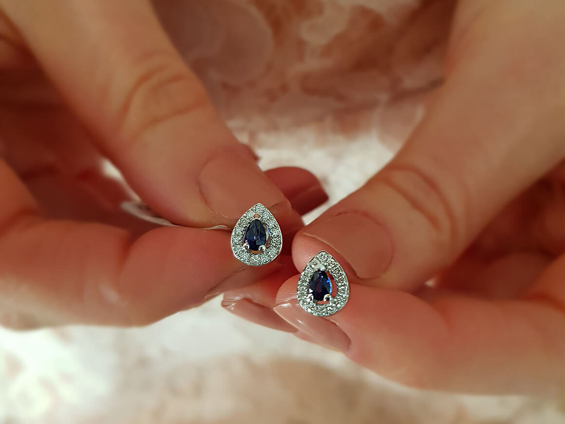 Diamant und Tropfen Saphir Ohrstecker in 14 Karat Gold - handgefertigter Diamantschmuck aus Feingold | Sirius Diamant