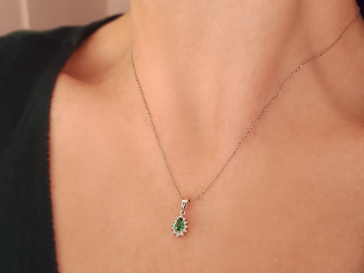 Diamond and drop emerald necklace in 8K white gold