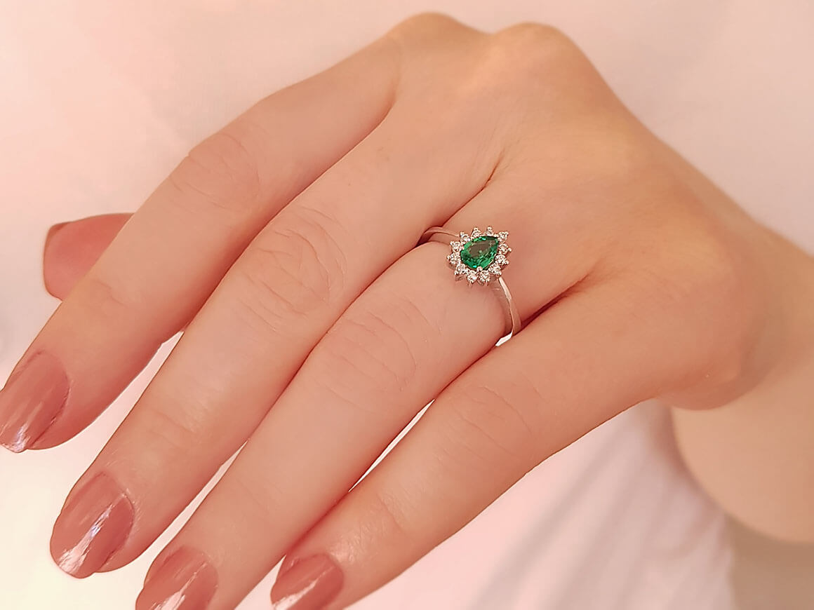 Diamond and drop emerald ring in 333 8K white gold