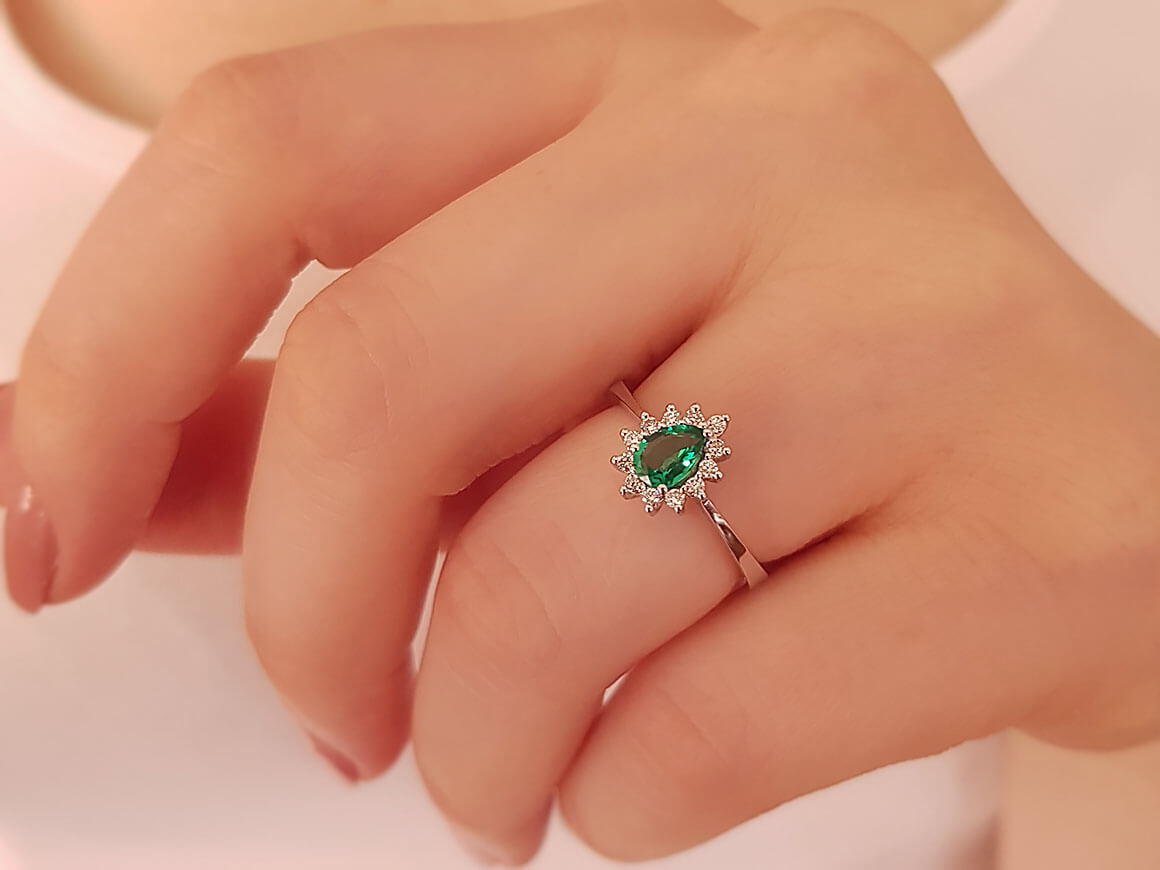 Diamond and drop emerald ring in 333 8K white gold
