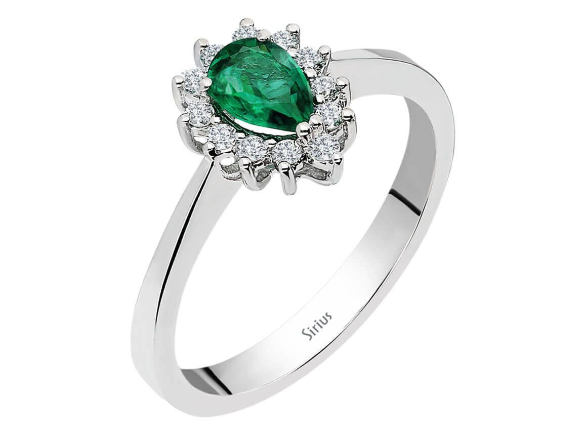 Diamond and drop emerald ring in 333 8K white gold