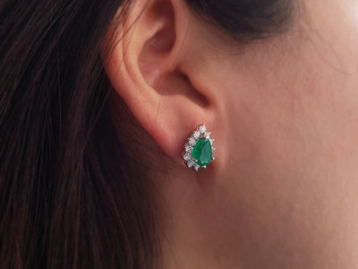 Diamond and drop emerald earrings in 18 K white gold