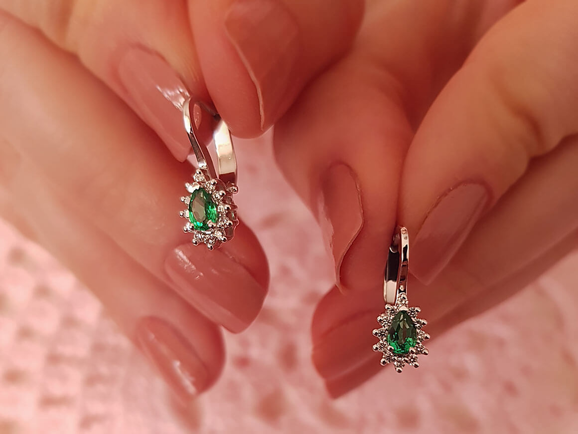 Diamant und Tropfen Smaragd Schmuckset in 333er 8 Karat Weissgold – handgefertigter Diamantschmuck aus Feingold | Sirius Diamant