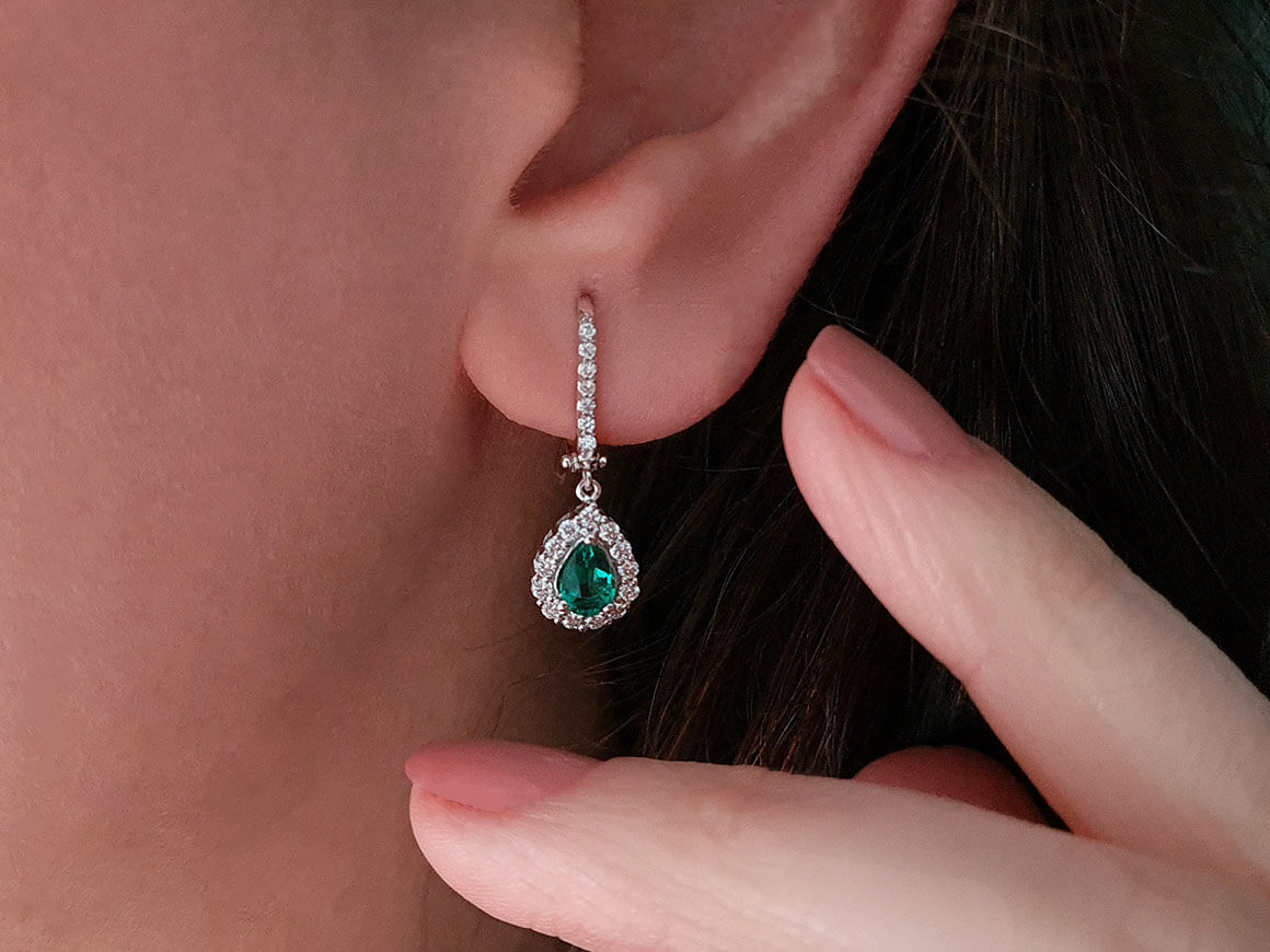 Diamond and drop emerald earrings in 14K white gold