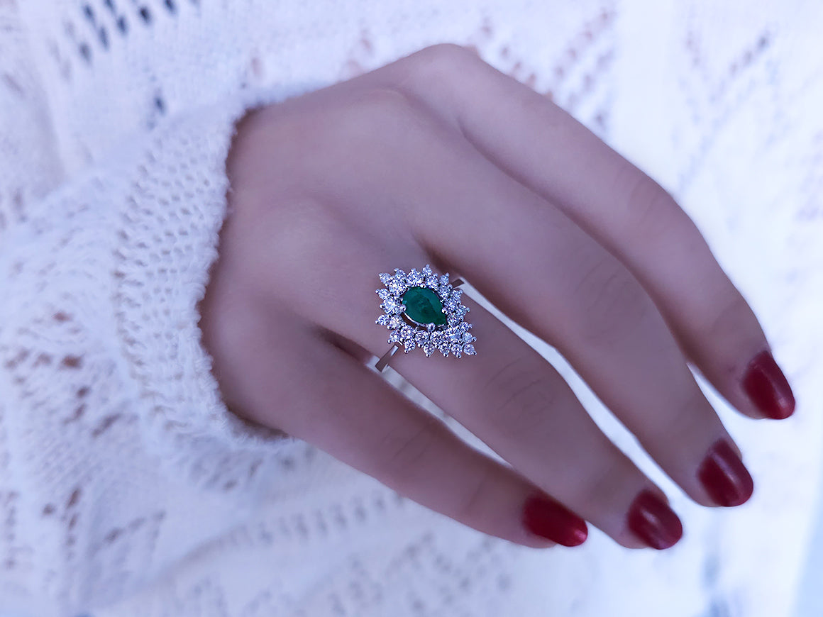 Ring mit Diamanten und tropfenförmigen Smaragden