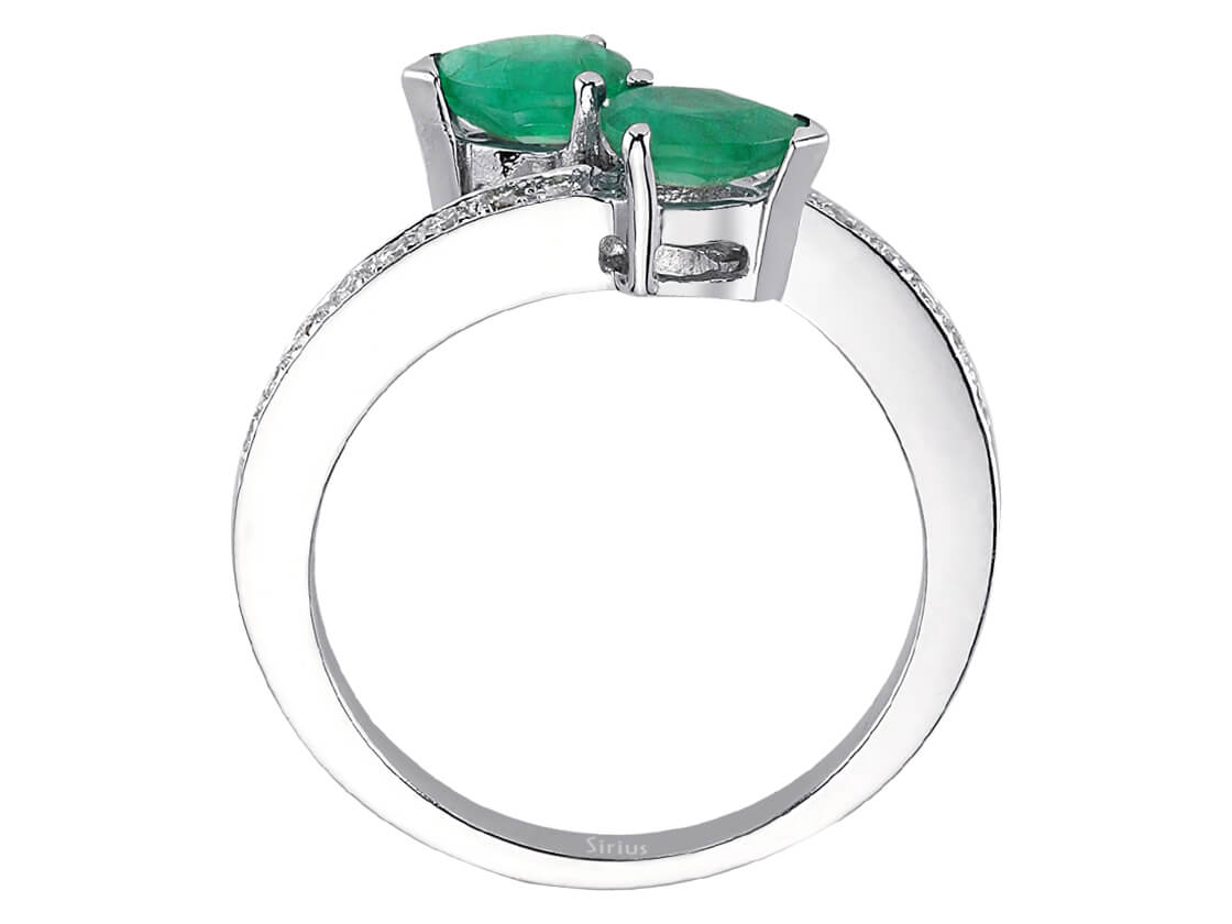 Diamond and drop emerald ring in 14 K white gold
