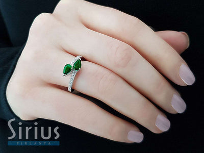 Diamond and drop emerald ring in 14 K white gold