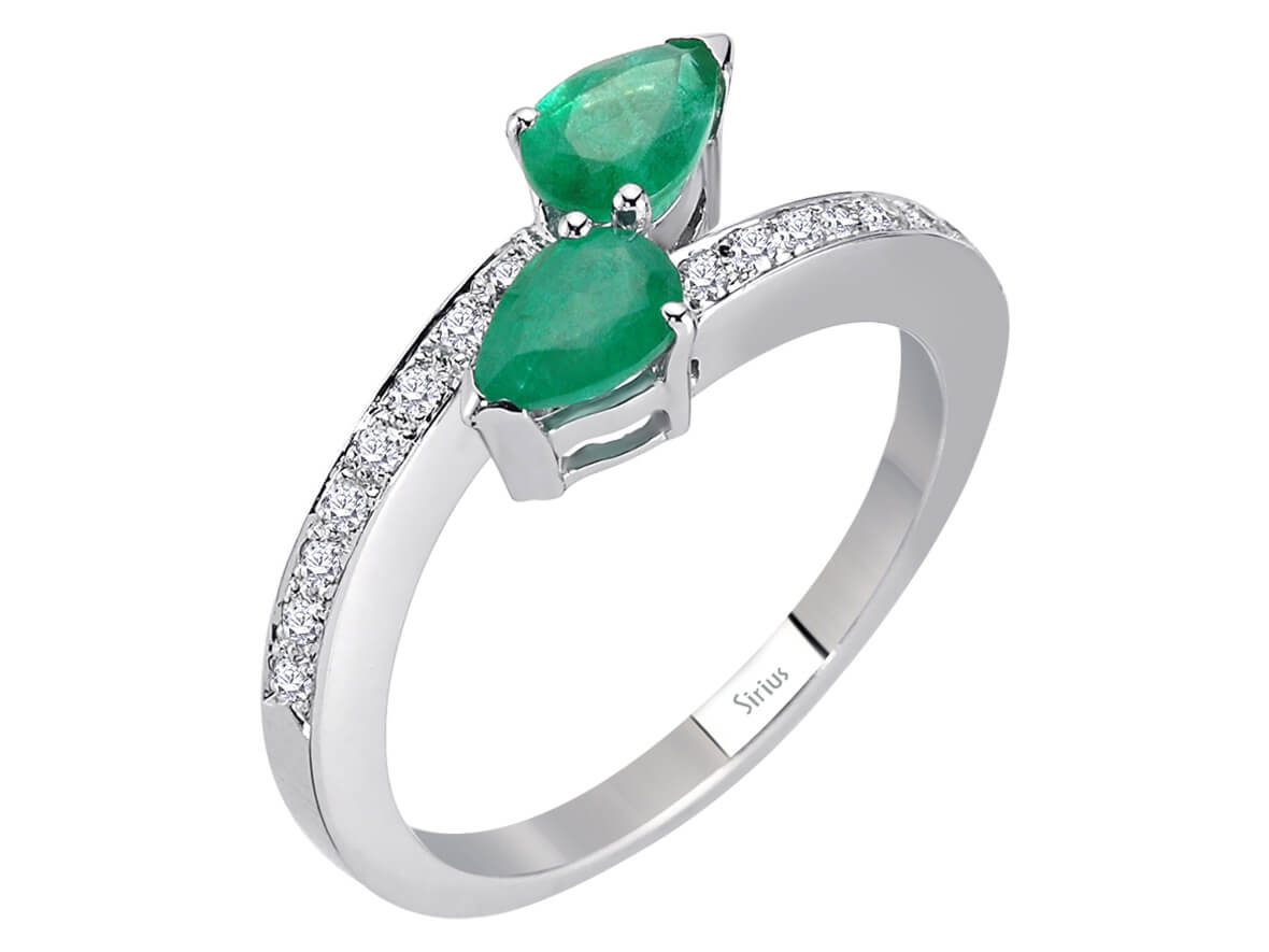 Diamond and drop emerald ring in 14 K white gold