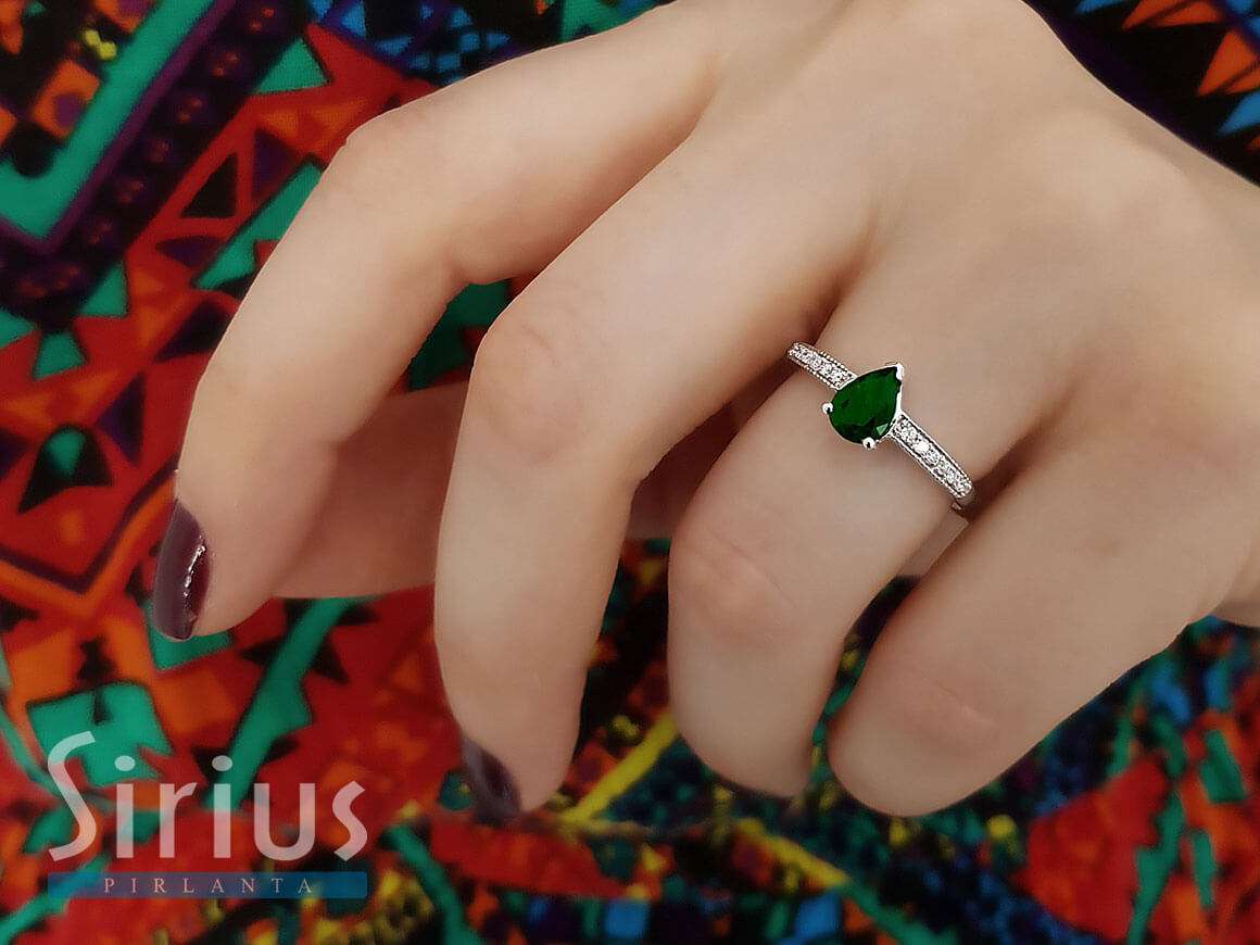Bague diamant et émeraude poire