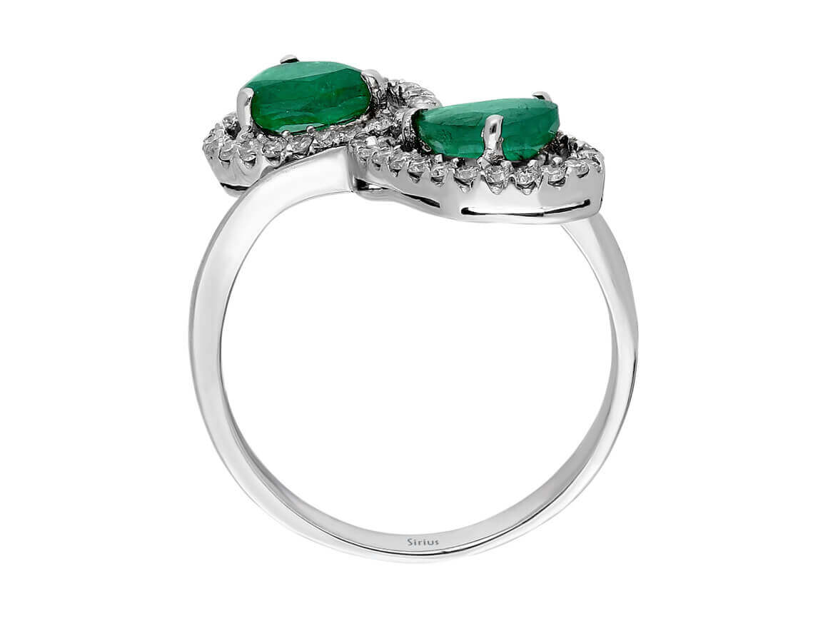 Diamond and drop emerald ring in 14 K white gold