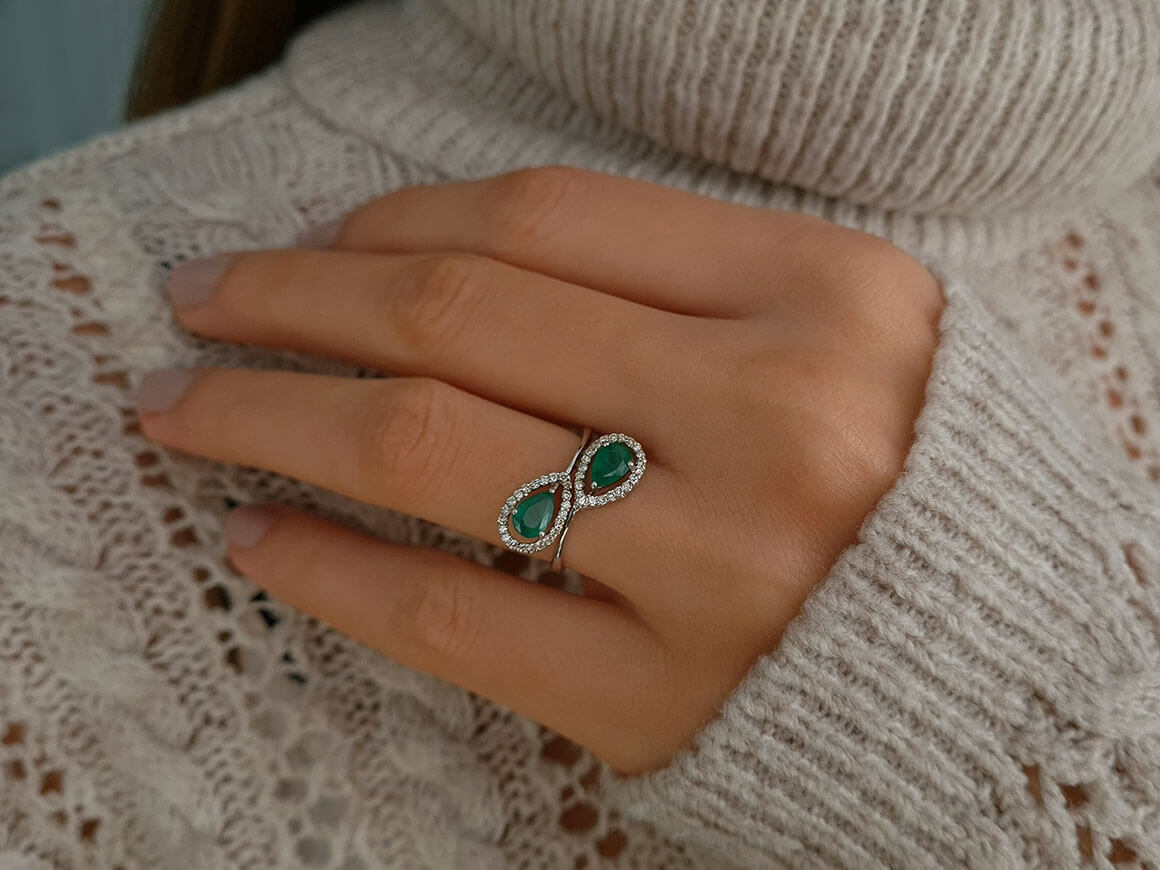 Diamond and drop emerald ring in 14 K white gold